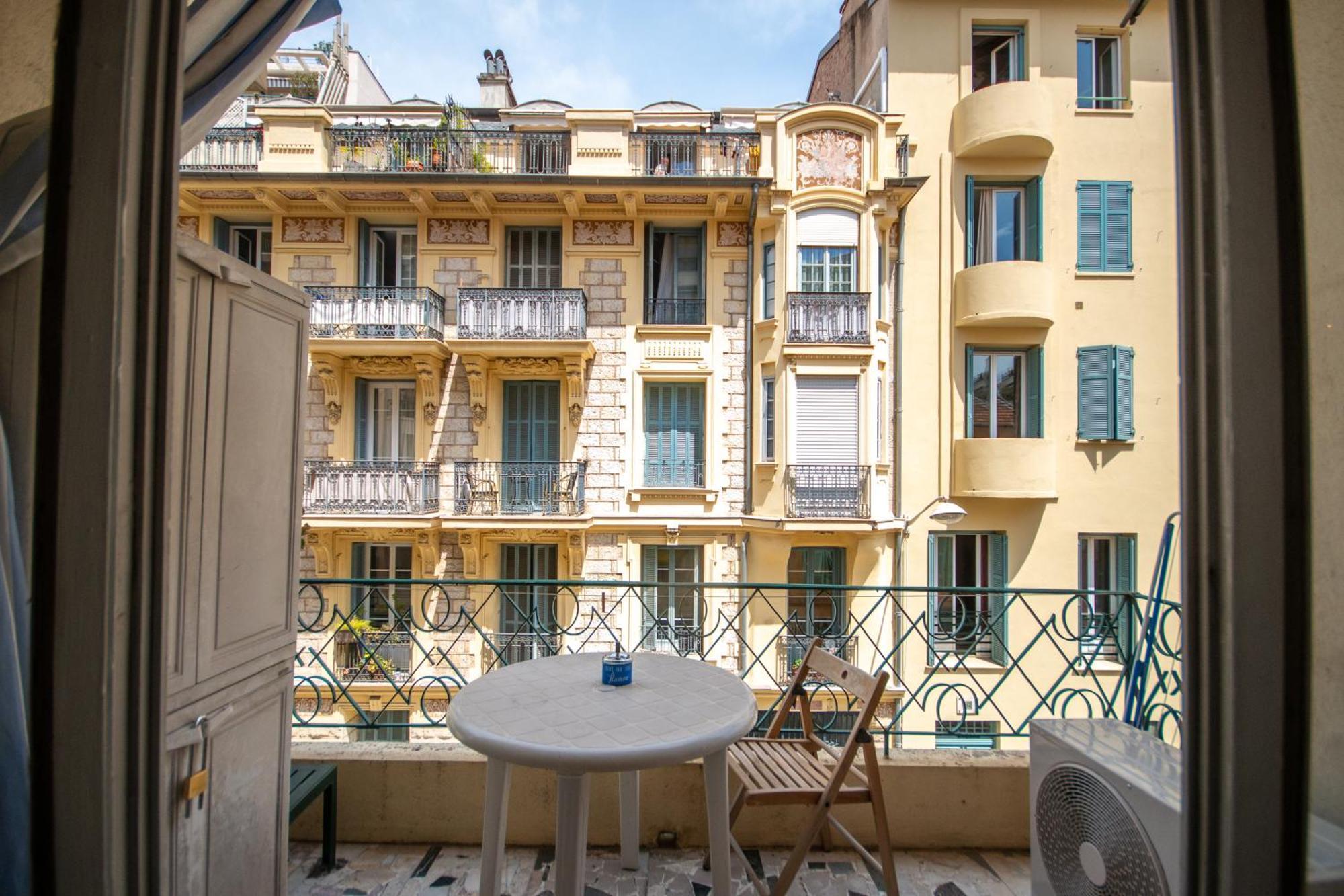 Apartment Joli 2 Pieces Climatise A 150m De La *